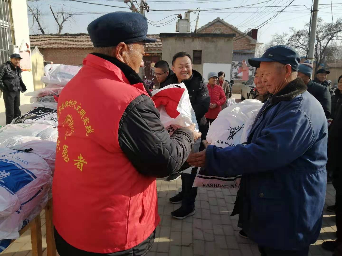 雷集镇新时代文明实践--新乡贤王洪岭冬季送温暖 情满魏寨暖人心