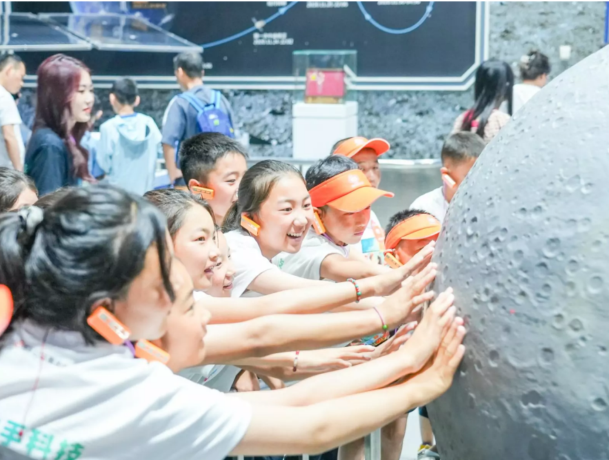 乙颂携手朱美吉、关茈文关茈匀及“ALEX绝对是个妞”，于三八妇女节温情呈献《在心中种下一颗“粉”》