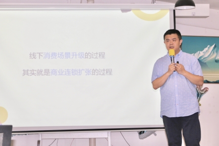 人的照片上写着字

中度可信度描述已自动生成